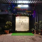 Fabhotel Kailash Park